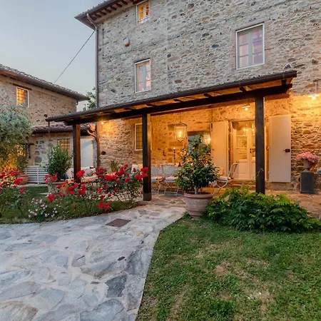 Villa Dimora Delle Camelie, A Traditional Stylish House Capannori