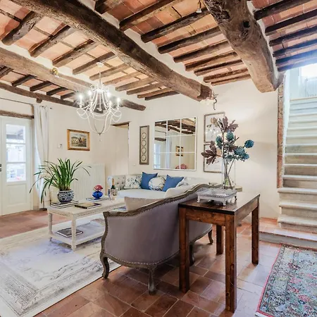 Dimora Delle Camelie, A Traditional Stylish House *