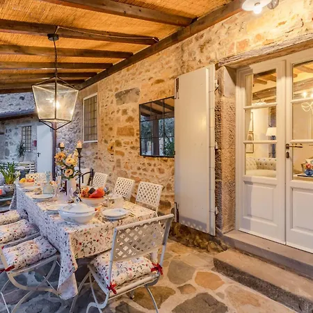 Dimora Delle Camelie, A Traditional Stylish House